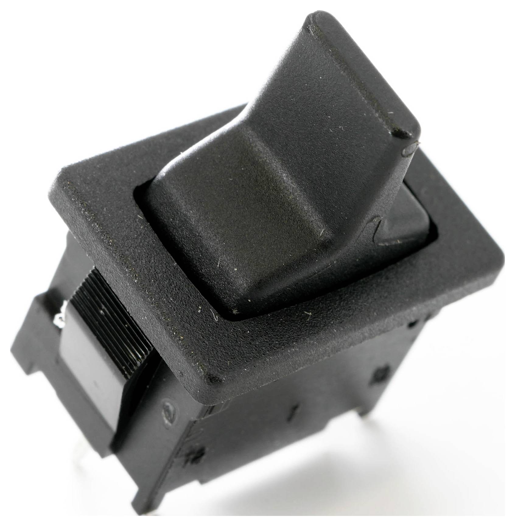 Ein schwarzer Wippschalter mit rechteckiger Grundfläche, entwickelt für elektrische Geräte, in einer schrägen Ansicht auf weißem Hintergrund.