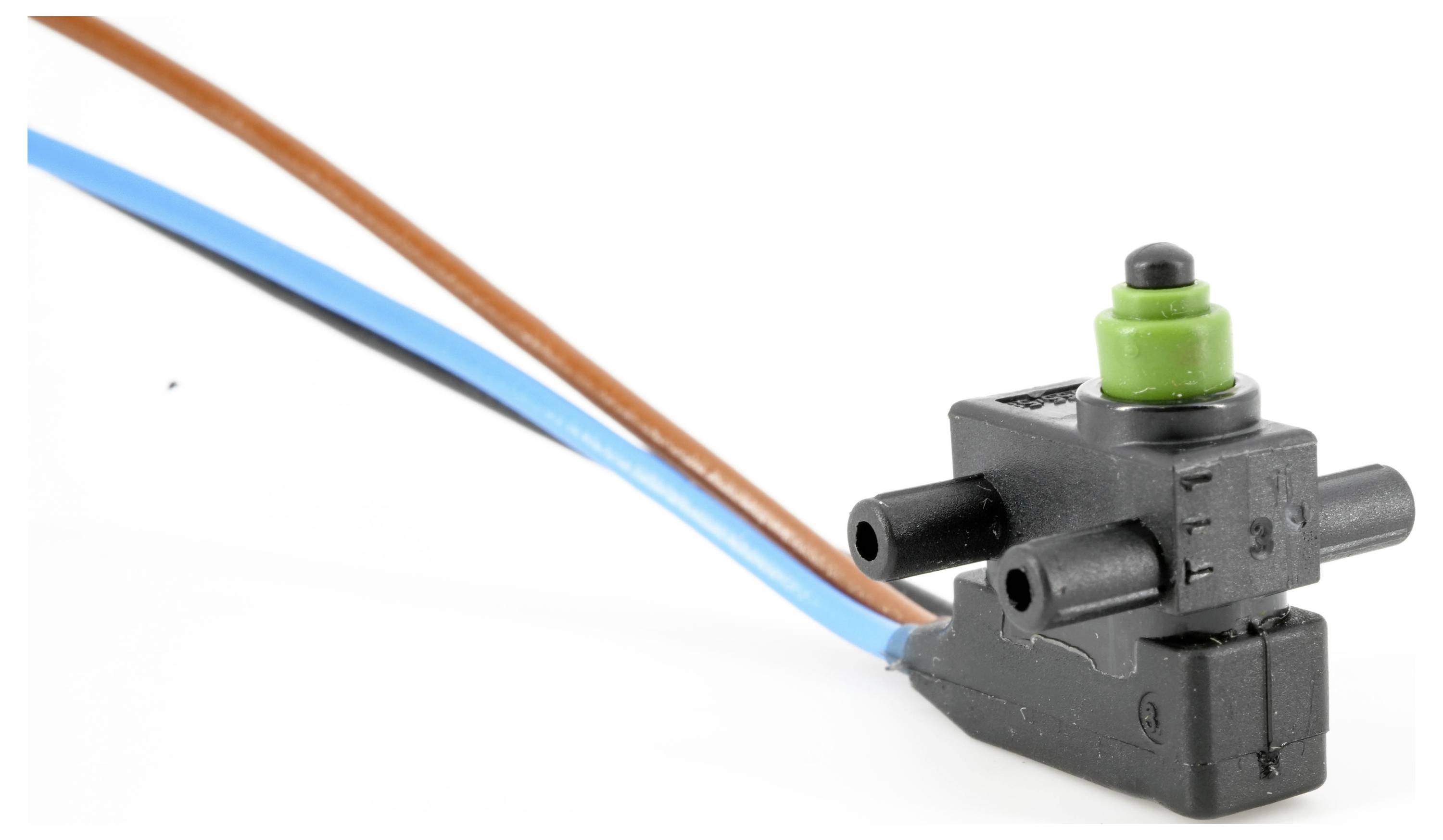 Ein kleiner schwarzer Mikroschalter mit zwei Anschlüssen und angeschlossenen blauen und braunen Kabeln, mit einem grünen Knopf auf der Oberseite.