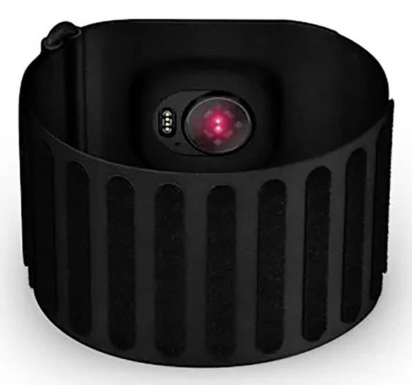 Ein schwarzes Armband mit einer kreisförmigen Zentralvorrichtung, die ein rotes Licht ausstrahlt, möglicherweise als Zeichen für Betriebsbereitschaft oder Status, umgeben von vertikalen Riemen.