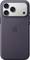 Eine Rückansicht eines Smartphones mit einer violetten Hülle, drei Kameraobjektiven, einem Apple-Logo in der Mitte und einer strukturierten Oberfläche.