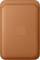Eine cognacfarbene Lederhülle mit einem geprägten Apple-Logo auf der Vorderseite, die für ein schlankes elektronisches Gerät entwickelt wurde.