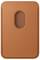Eine Brieftasche aus gebräuntem Leder mit MagSafe, die einen Kartenschlitz aufweist und für die Befestigung an einem iPhone konzipiert ist.