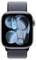Eine Smartwatch mit einem dunklen Zifferblatt zeigt abstrakte blaue Formen auf ihrem Bildschirm. Sie hat ein strukturiertes dunkles Armband und ein schlankes metallisches Gehäuse.