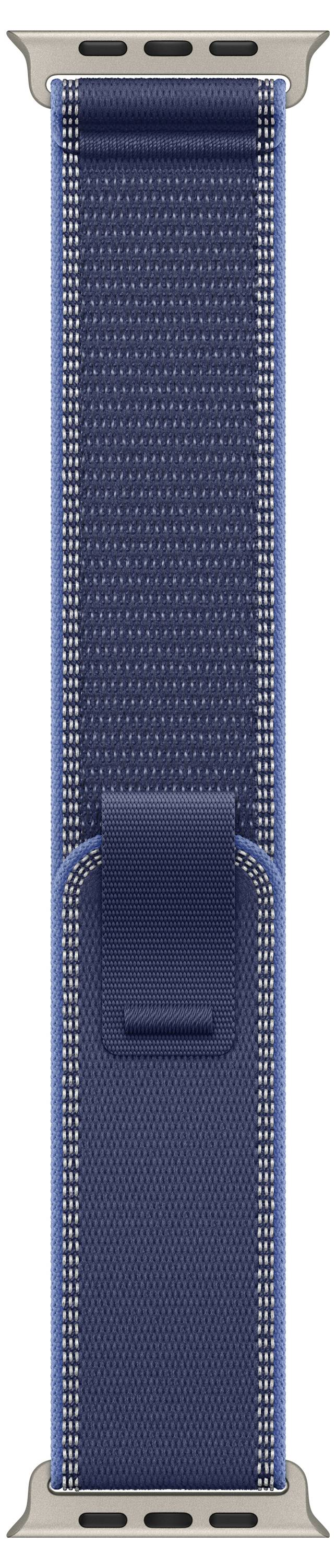 Eine Nahaufnahme eines blauen gewebten Nylonarmband einer Uhr mit dunkelblauer und hellgrauer Naht, versehen mit einer Metallschließe an einem Ende.
