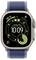 Eine Smartwatch, die die Zeit '10:09' mit einem blauen Armband anzeigt. Der Bildschirm zeigt einen Kompass, eine Entfernung von '13 KM' zum Echo Lake, ein Workout-Symbol und ein Satellitensignal.