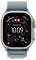 Eine Smartwatch, die einen detaillierten Bildschirm mit einem Kompass, einer Höhe von 1.942 Metern, einer Entfernung zum Eagle Point von 77 Metern und einer Geschwindigkeit von 19 km/h zeigt.