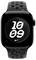 Eine Smartwatch mit schwarzem Zifferblatt zeigt '10:09' über einem geometrischen Design. Die Uhr hat ein schwarzes, gelochtes Armband mit bunten Sprenkeln.