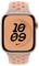 Eine Smartwatch mit einem orangefarbenen Armband zeigt '10:09' auf dem Bildschirm, mit einem geometrischen Muster im Hintergrund.