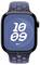 Eine Smartwatch mit einem dunklen Rahmen zeigt eine digitale Zeit von '10:09' auf einem blauen Bildschirm mit einem geometrischen Muster. Das Armband hat blaue und orangefarbene Akzente.