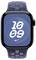 Eine Smartwatch, die '10:09' auf einem blauen Hintergrund mit geometrischem Muster anzeigt. Das Armband hat ein dunkles Design mit orange und blauen Sprenkeln.