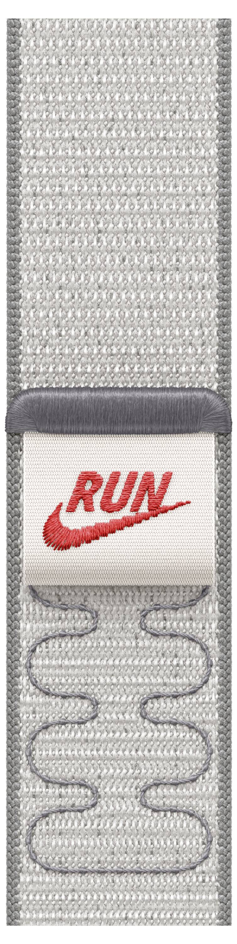 Eine Nahaufnahme eines grauen gewebten Stoffbandes mit einem Etikett, das einen roten Swoosh-Logo und das Wort ‚RUN' in roter Schrift trägt.