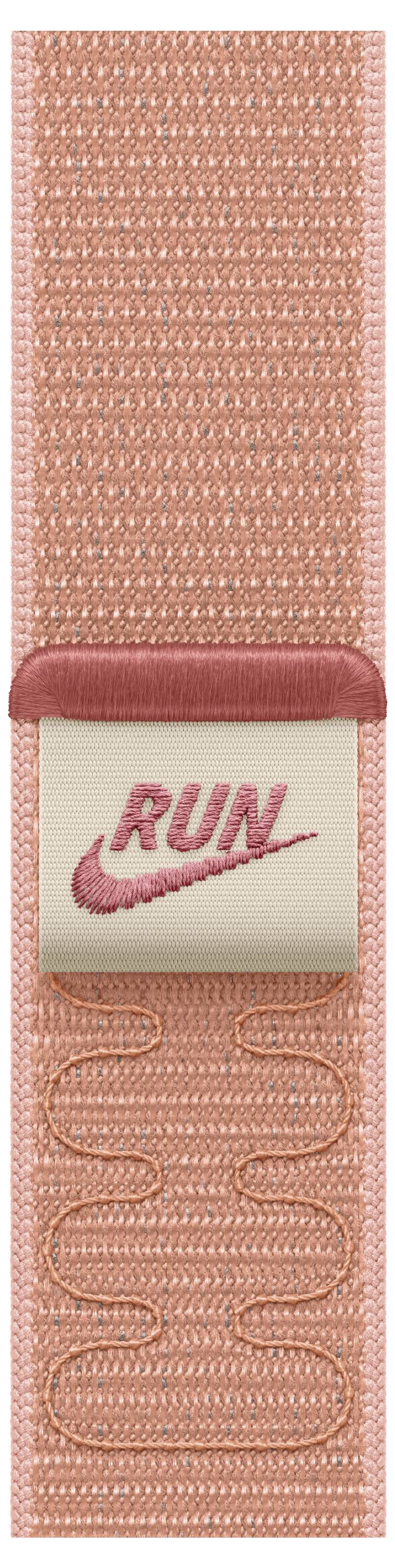 Ein korallfarbener Stoff-Riemen mit einem Etikett, auf dem "RUN" steht, neben einem Swoosh-Logo. Die Textur ist gewebt und weist Rillenstrukturen auf.