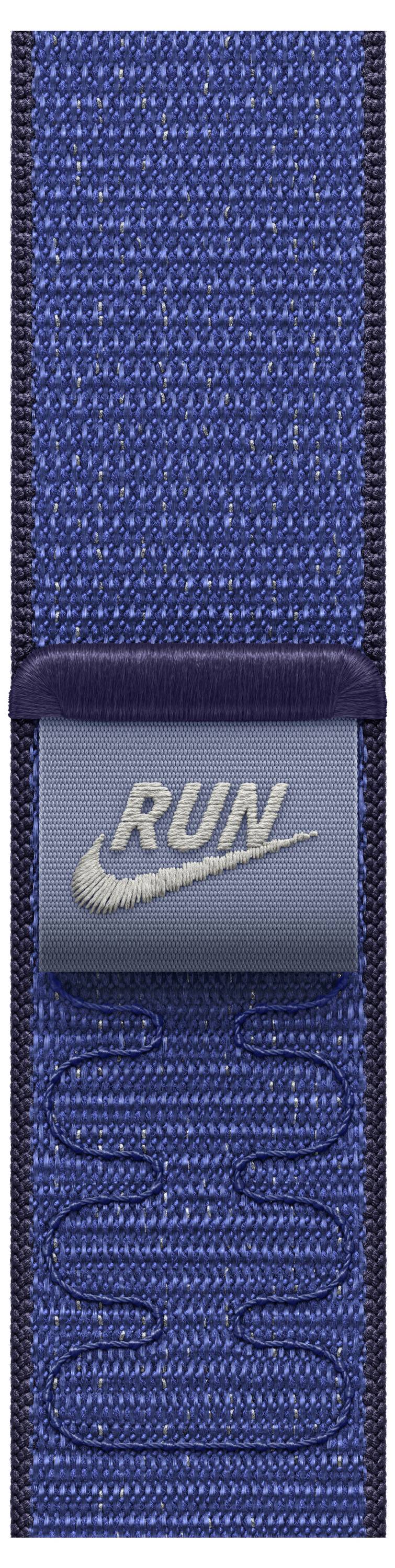 Eine Nahaufnahme eines blauen gewebten Riemens mit dem Wort "RUN" und einem Swoosh-Logo, was auf ein sportliches Thema hindeutet.