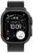 Eine Smartwatch, die die Zeit als 10:09 anzeigt, mit einem Kompasstacho, der auf 'NYC' zeigt, und einem Text auf Deutsch über Entfernung, in einem schwarzen Metallgehäuse mit einem Mesharmband.