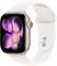 Eine Smartwatch mit einem weißen Armband und einem goldenen Gehäuse zeigt abstrakte rosa und schwarze Formen auf ihrem Display.