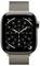 Eine Smartwatch mit einem Armband aus Edelstahlgeflecht zeigt ein analoges Zifferblatt mit Stunden- und Minutenzeigern sowie verschiedenen kreisförmigen Anzeigen.