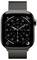 Eine Smartwatch mit einem kreisförmigen Zifferblatt und Zahlen, die die Uhrzeit anzeigt, mit einem schwarzen Metallgeflecht-Armband.