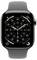 Eine Smartwatch, die ein analoges Zifferblatt mit digitalen Stunden-, Minuten- und Sekundenanzeigen zeigt, vor einem schwarzen Hintergrund.