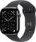 Eine schwarze Smartwatch mit einem runden, analogen Zifferblatt, das die Uhrzeit, das Datum und mehrere Zifferringe anzeigt, verbunden mit einem eleganten, dunklen Armband.