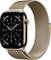 Eine Smartwatch mit einem goldenen Meshband zeigt ein analoges Zifferblatt mit Zahlen und einer rotierenden Skala.