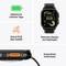 Eine smarte Uhr mit robustem Display zeigt Uhrzeit und Prozentanzeige, begleitet von Icons und Text zu Batterie, SOS-Funktion und aktionsfähiger Taste.