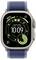 Eine Smartwatch zeigt eine Fitness-App-Oberfläche mit der Uhrzeit 10:09, Akkuladung von 46%, Aktivität mit Distanz '8,3 km - vor 1 Minute' und einem Laufsymbol.