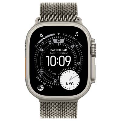 Eine Smartwatch, die die Zeit als 10:09 anzeigt, mit einem geparkten Auto an einer Stelle 1,3 Meilen entfernt. Ein Kompass zeigt die Richtung nach New York City. Silbernes Mesharmband.