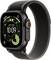 Smartwatch, die Uhrzeit, Fitness-Tracking und Batterielaufzeit anzeigt. Schlankes Design mit einem schwarzen und grauen Armband.