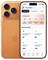 Ein orangefarbenes Smartphone, das eine Business-Dashboard-App mit Statistiken zu Bestellungen, Paketen und Rechnungen anzeigt. Das Telefon verfügt über eine Triple-Kamera-Anordnung.