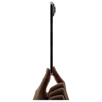 Eine Hand hält ein schlankes Smartphone vertikal und zeigt dessen Seitenprofil und elegantes Design mit sichtbaren Lautstärke- und Einschalttasten.