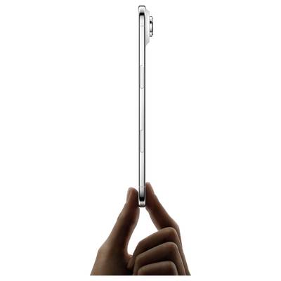 Eine Hand, die einen schlanken, silbernen Smartphone horizontal hält. Der Kameraaufsatz ist in der oberen Ecke sichtbar und betont das dünne Profil des Geräts.