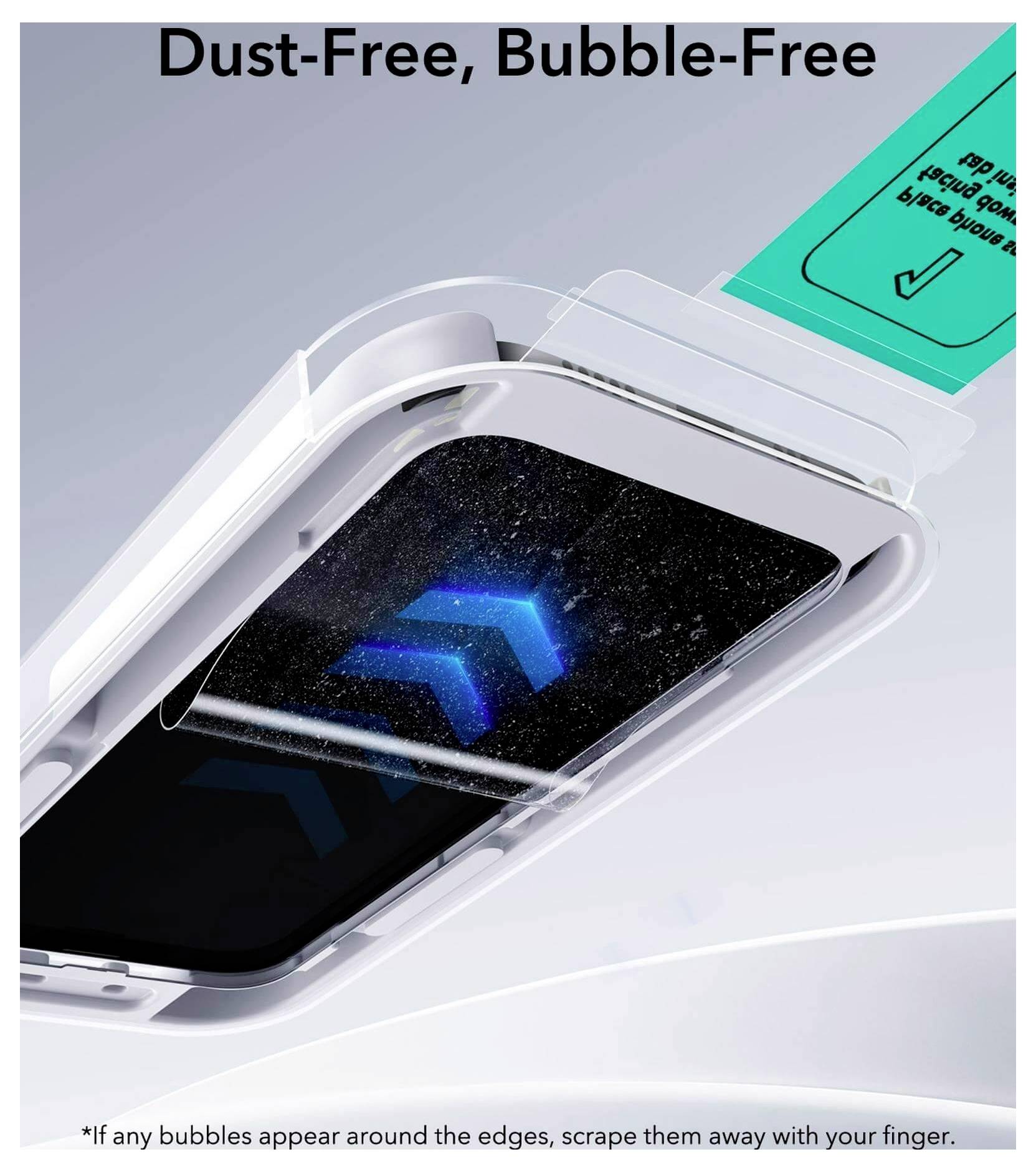 Ein Smartphone-Displayschutz wird mit einer Installationshilfe aufgetragen, mit der Beschriftung "Staubfrei, Blasenfrei" und Anweisungen zum Entfernen von Blasen.
