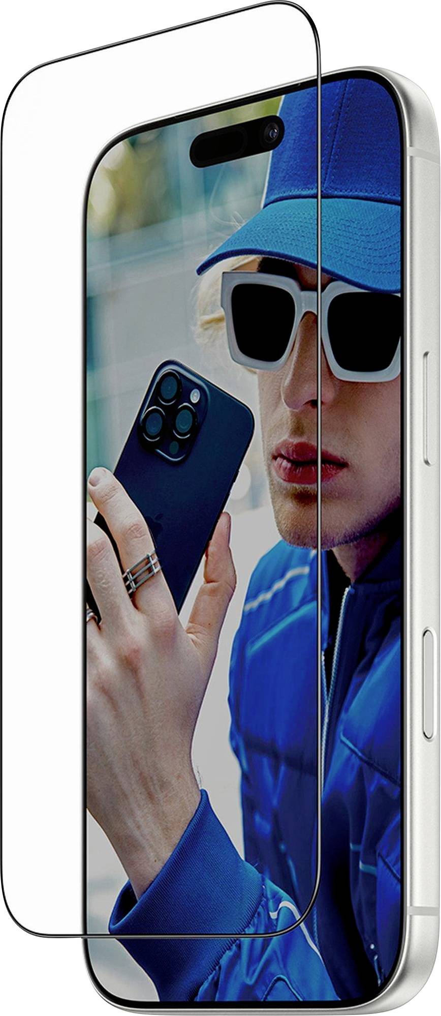 Eine Person in einer blauen Jacke und weißer Sonnenbrille hält ein Smartphone und macht ein Selfie. Das Handy ist mit einer Displayschutzfolie ausgestattet.