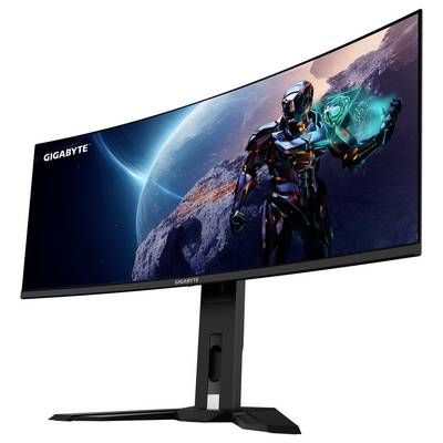 Ein gekrümmter Monitor, der einen futuristischen Roboter auf einer felsigen Landschaft zeigt, mit der Erde und dem Weltraum im Hintergrund, mit der Markenbezeichnung "GIGABYTE".