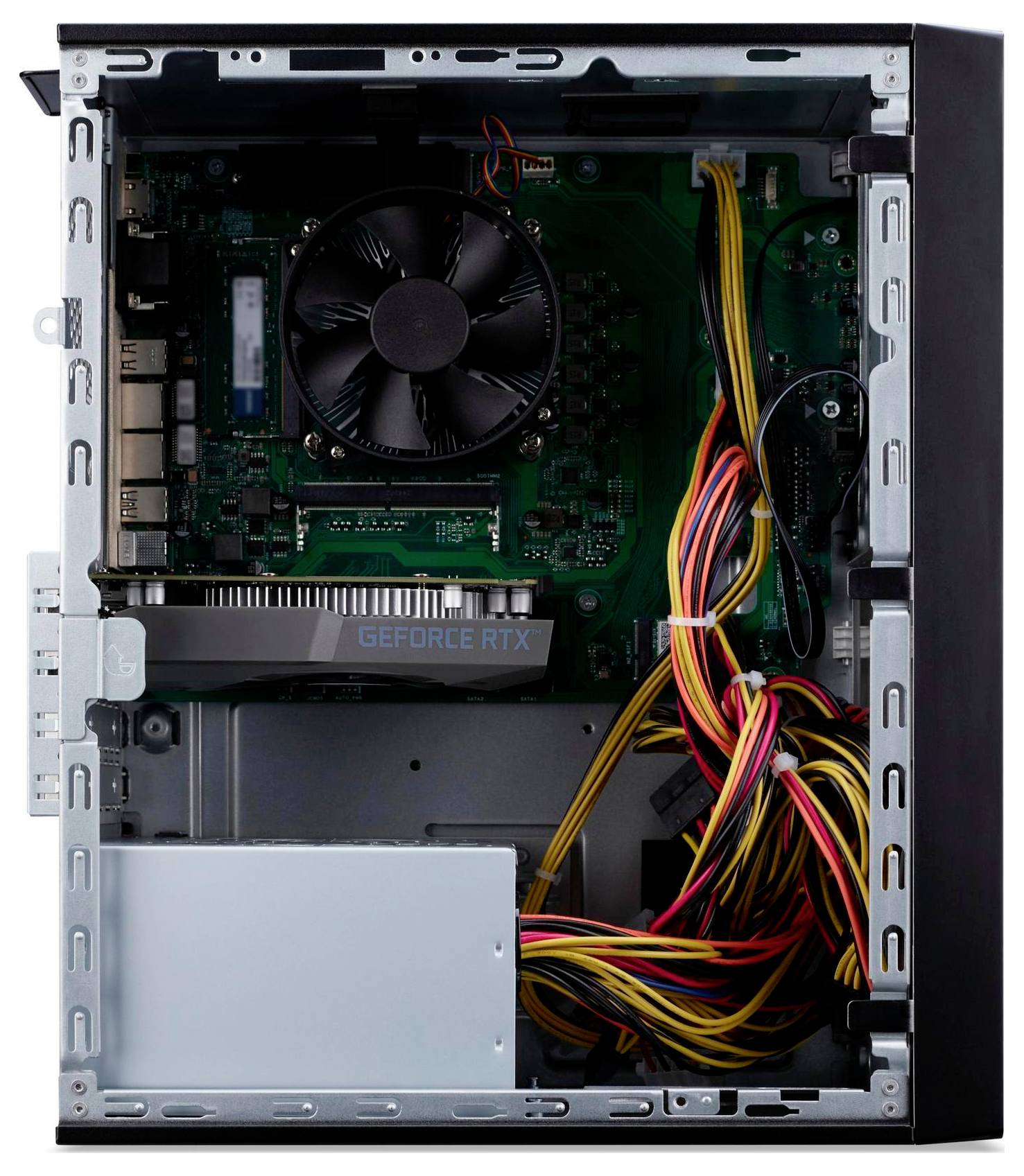 Ein offener Computertower, der Innenkomponenten zeigt: ein Kühlventilator, eine Grafikkarte mit der Aufschrift "GEFORCE RTX" und bunte Kabel.