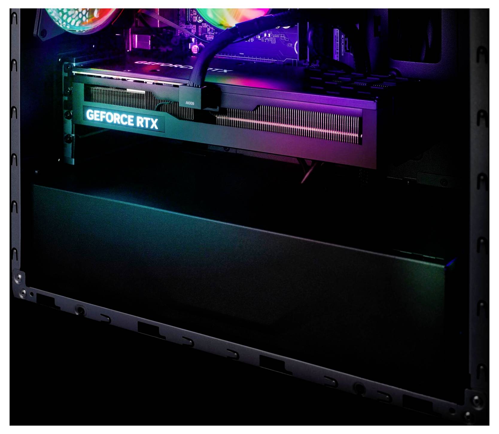 Ein Gaming-PC-Innenraum, der eine GeForce RTX-Grafikkarte zeigt, die von bunten LED-Lichtern beleuchtet wird und Gaming und hohe Leistung betont.