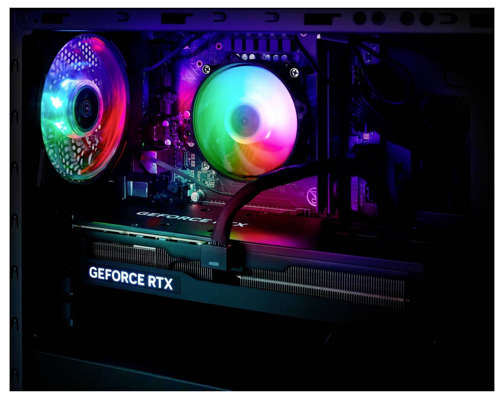 Ein Computerinneres, das eine Grafikkarte mit der Beschriftung "GEFORCE RTX" zeigt, mit beleuchteten Lüftern, die mehrfarbige RGB-Lichter ausstrahlen.