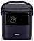 Ein tragbarer Projektor mit Griff, schwarzem Gehäuse, Linse und Markenlogo an der Vorderseite, entwickelt für einfachen Transport und drahtlose Projektion.