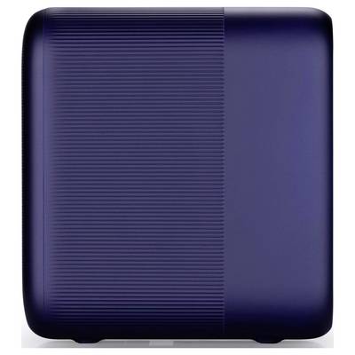 Eine dunkelblaue Reisetasche mit einem strukturierten Streifendesign auf der linken Seite. Die Reisetasche steht aufrecht und hat eine elegante, moderne Erscheinung.
