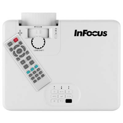 Ein weißer Projektor mit dem Markenlogo "InFocus" oben, auf dem Bedienungstasten angebracht sind. Eine Fernbedienung mit roten und blauen Tasten liegt diagonal darauf.