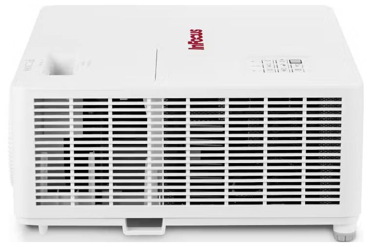 Ein weißer Projektor mit Lüftungsschlitzen an der Seite, Bedienfeld mit Tasten oben und rotem 'Infocus' Logo.