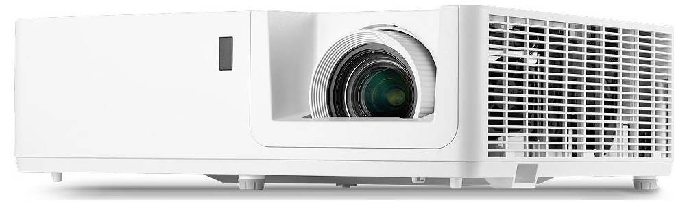 Ein weißer, rechteckiger Projektor mit einer markanten Linse auf der linken und Lüftungsschlitzen auf der rechten Seite, der auf einer flachen Oberfläche platziert ist.