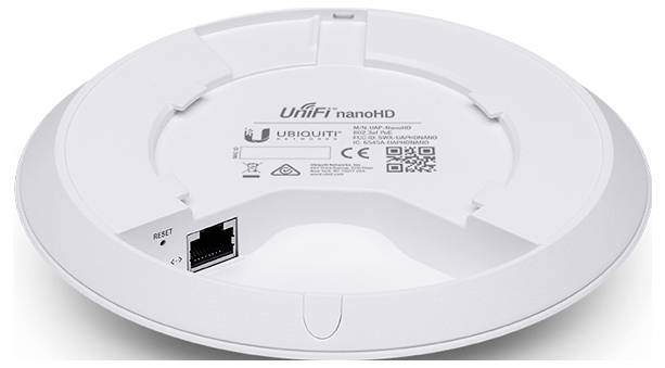 Runde weiße UniFi NanoHD Access Point mit sichtbaren Anschlüssen und Beschriftungen auf der Unterseite.