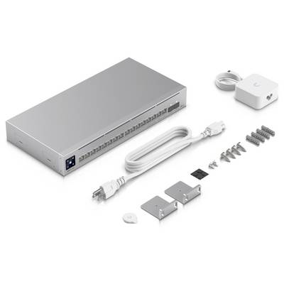 Netzwerkgerät-Set bestehend aus einem silbernen Switch mit mehreren Ports, Netzkabel, Montagehalterungen und Schrauben, auf einer weißen Oberfläche präsentiert.