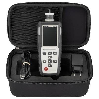Ein tragbares elektronisches Gerät, das in einem offenen Behältnis angezeigt wird, mit einem USB-Kabel und einem Steckeradapter. Der Bildschirm ist ausgeschaltet.
