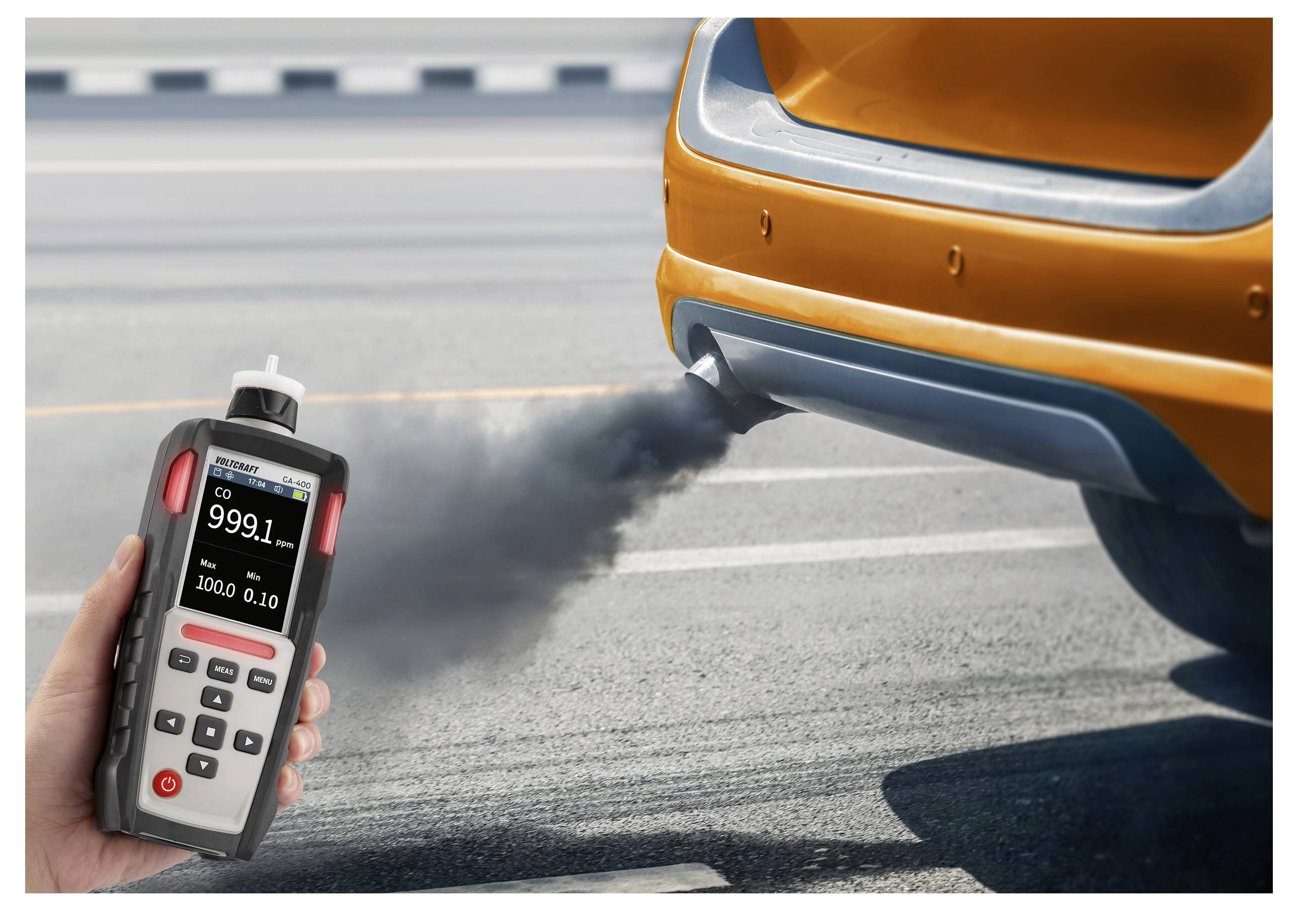 Ein Bild zeigt eine Hand, die ein Emissionsprüfgerät hält, das Autoabgase misst; das digitale Display zeigt "CO 999,1 ppm" an. Ein orangefarbenes Auto stößt schwarzen Rauch aus dem Auspuffrohr auf einer Straße aus.