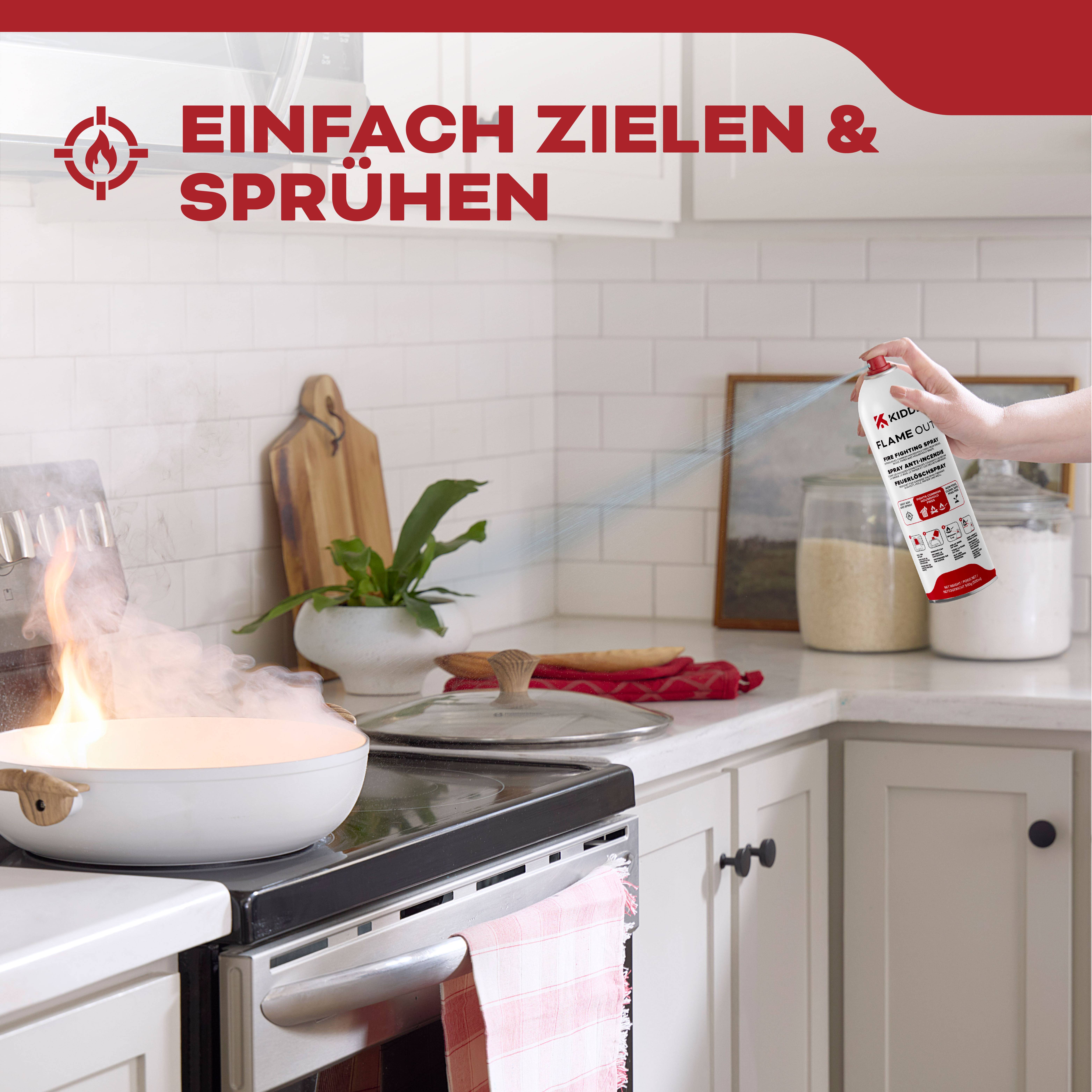 Eine Person löscht einen Küchenherd-Brand mit einem Feuerlöscher. Der Text "Einfach zielen & sprühen" betont die einfache Anwendung.