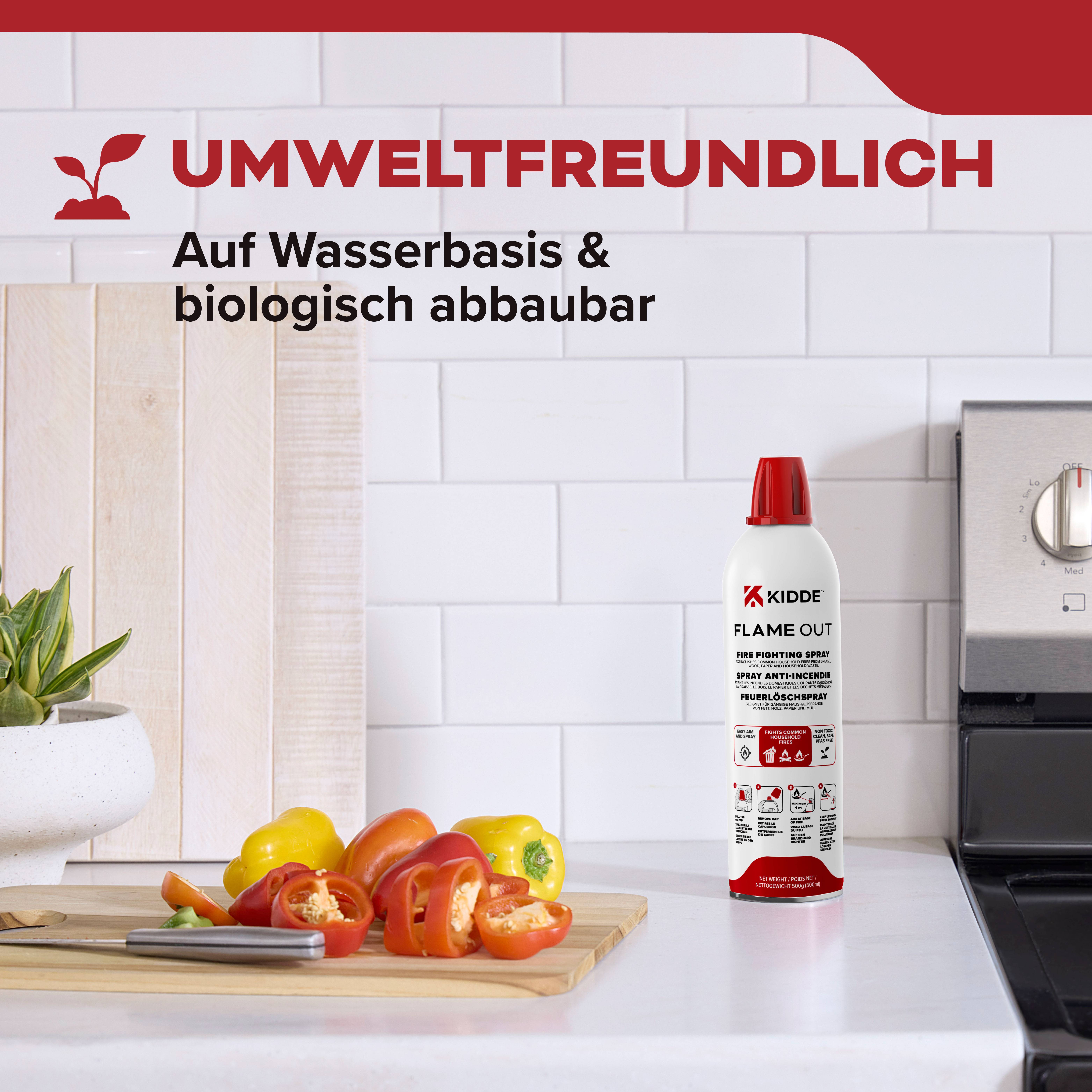 Eine Küchenarbeitsplatte mit geschnittenen Paprikaschoten und einem Messer. Text liest sich "Umweltfreundlich auf Wasserbasis & biologisch abbaubar" mit einer Sprühdose in der Nähe.