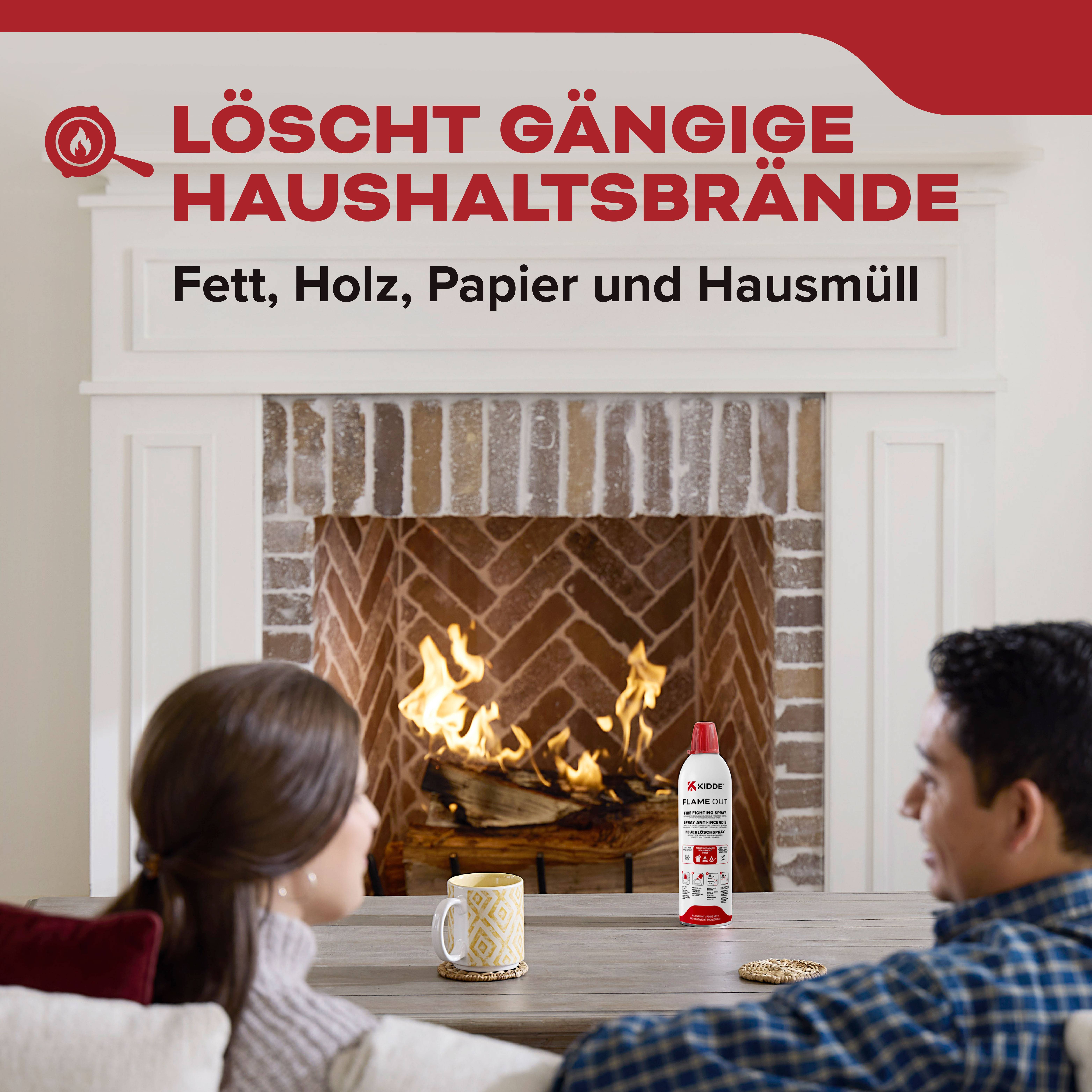 Eine Person, die an einem Tisch in der Nähe eines Kamins sitzt, mit dem Fokus auf einem Feuerlöscher, der für "typische Hausbrände" wie "Fett, Holz, Papier und Abfall" gekennzeichnet ist.