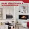 Ein geteiltes Bild von Küche und Wohnzimmer. Links: Küche mit weißen Schränken, Mikrowelle und Küchenutensilien. Rechts: Wohnzimmer mit Kamin, Kunstwerk und einem weißen Stuhl. Deutscher Text lautet: 'Ideal für Küchen & Wohnbereiche'.